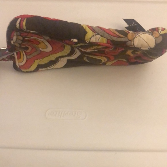 VERA Bradley Wristlet in Puccini Pattern 7.5' X 4' - Picture 4 of 8